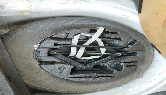 2015 Volkswagen Polo HIGHLINE1.2L, Petrol, Manual, 90,330 km, tyre