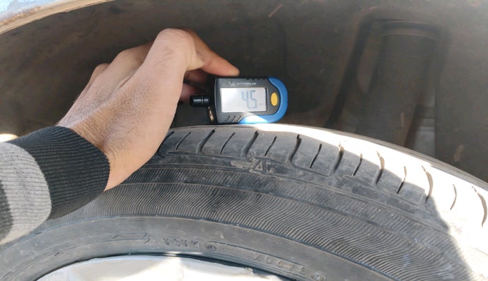 2022 Maruti Swift VXI, Petrol, Manual, 1,35,444 km, tyre