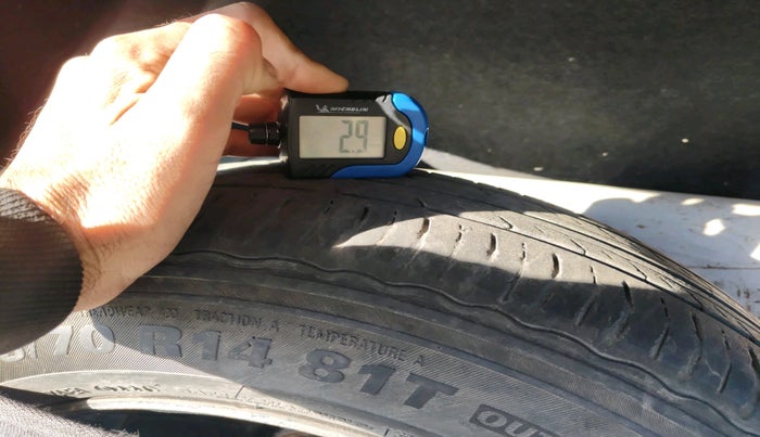 2022 Maruti Swift VXI, Petrol, Manual, 1,35,444 km, tyre