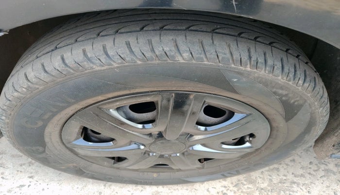 2011 Skoda Rapid AMBITION 1.6 TDI CR MT, Diesel, Manual, 1,23,181 km, tyre