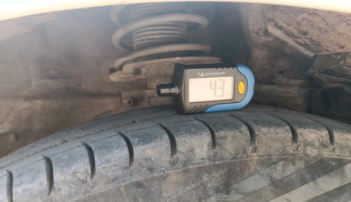 2017 Maruti Dzire VDI, Diesel, Manual, 1,30,976 km, tyre