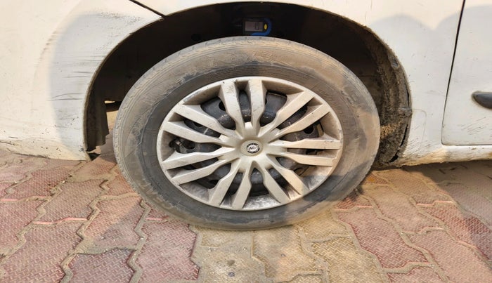 2015 Maruti Wagon R 1.0 LXI CNG, Petrol, Manual, 87,123 km, tyre