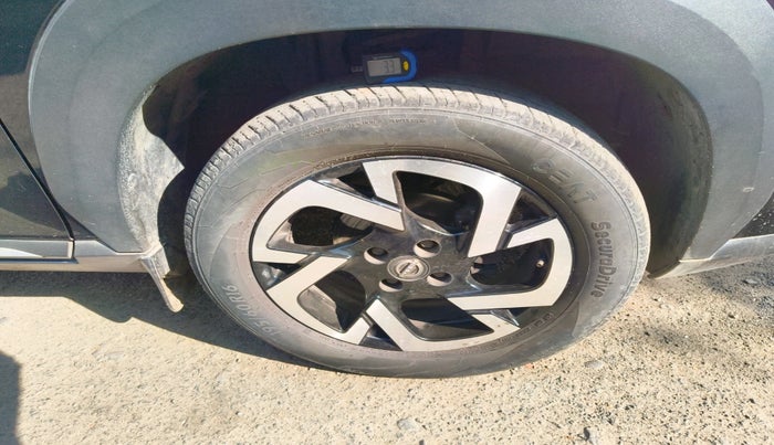 2023 Nissan MAGNITE XV PREMIUM, Petrol, Manual, 33,200 km, tyre