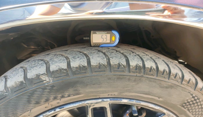 2011 Toyota Innova 2.5 G4 8 STR, Diesel, Manual, 3,15,583 km, tyre