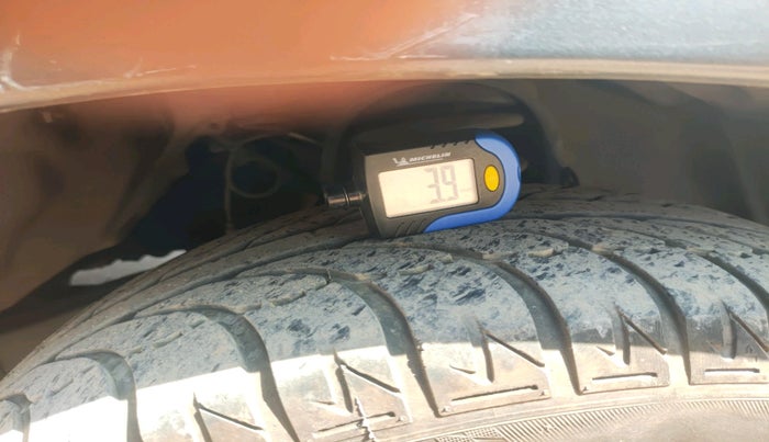 2011 Toyota Innova 2.5 G4 8 STR, Diesel, Manual, 3,15,583 km, tyre