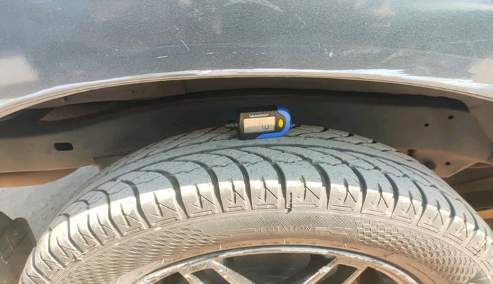 2011 Toyota Innova 2.5 G4 8 STR, Diesel, Manual, 3,15,583 km, tyre