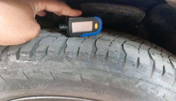 2014 Mahindra XUV500 W8, Diesel, Manual, 1,08,056 km, tyre