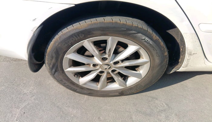 2010 Skoda Laura AMBIENTE 2.0 TDI CR MT, Diesel, Manual, 94,380 km, tyre