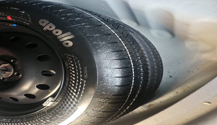 2022 Maruti Grand Vitara ALPHA SMART HYBRID DUAL TONE, Petrol, Manual, 63,984 km, tyre