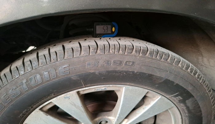 2014 Toyota Innova 2.5 GX 7 STR, Diesel, Manual, 2,82,439 km, tyre