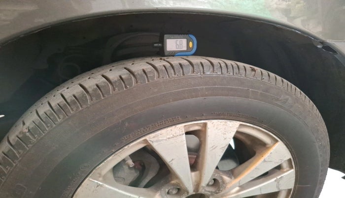 2014 Toyota Innova 2.5 GX 7 STR, Diesel, Manual, 2,82,439 km, tyre