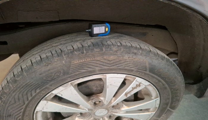 2014 Toyota Innova 2.5 GX 7 STR, Diesel, Manual, 2,82,439 km, tyre