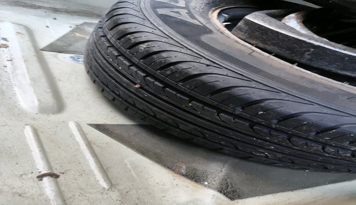 2011 Volkswagen Vento HIGHLINE 1.6 MPI, Petrol, Manual, 74,612 km, tyre