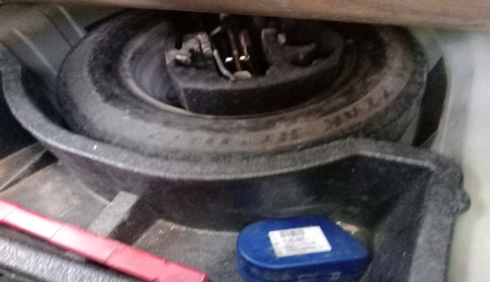 2011 Volkswagen Vento TRENDLINE 1.6, Petrol, Manual, 1,44,406 km, tyre