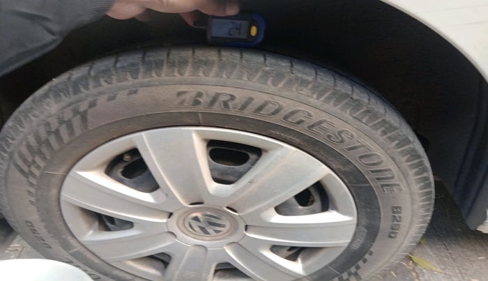 2011 Volkswagen Vento TRENDLINE 1.6, Petrol, Manual, 1,44,406 km, tyre