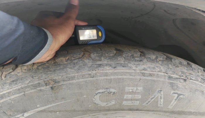 2015 Ssangyong Rexton RX 6, Diesel, Manual, 1,02,665 km, tyre