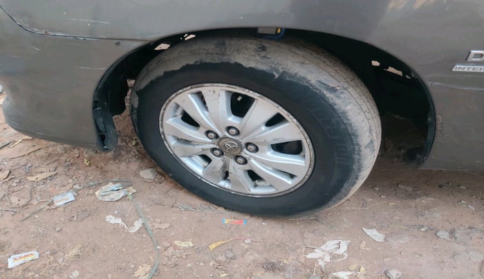 2011 Toyota Innova V 2.5 8 STR, Diesel, Manual, 19,418 km, tyre