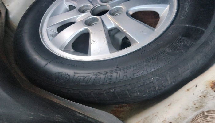 2011 Maruti Swift VDI, Diesel, Manual, 2,23,673 km, tyre