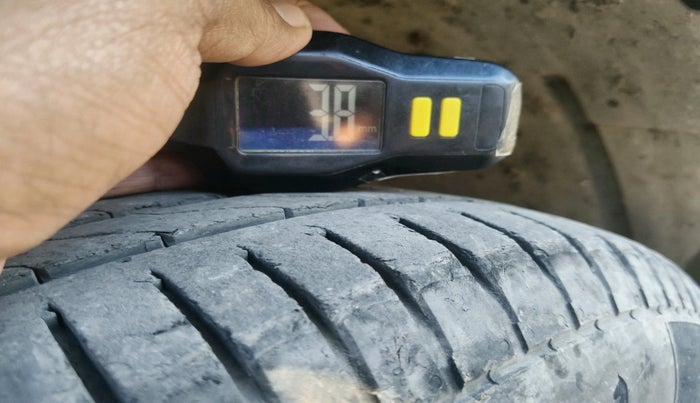 2011 Maruti Swift VDI, Diesel, Manual, 2,23,673 km, tyre