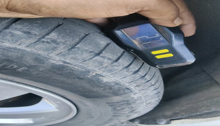 2011 Maruti Swift VDI, Diesel, Manual, 2,23,673 km, tyre