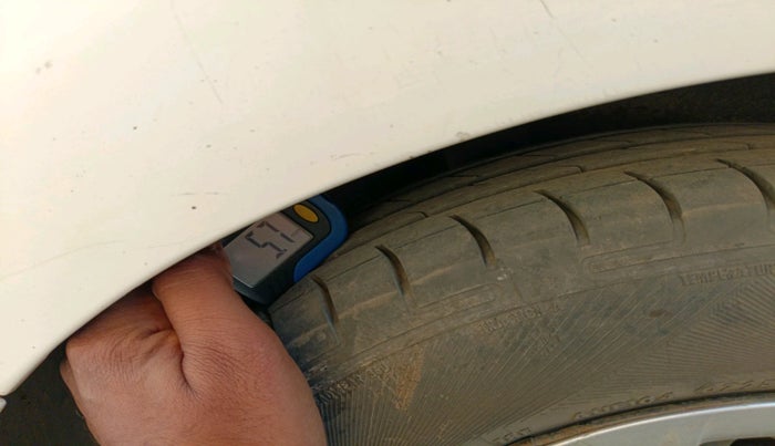 2015 Hyundai Grand i10 SPORTZ 1.1 CRDI, Diesel, Manual, 1,98,505 km, tyre