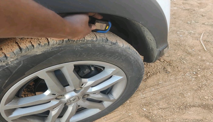 2022 Renault TRIBER RXZ DUAL TONE, Petrol, Manual, 32,857 km, tyre