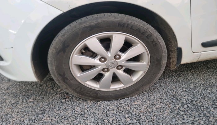 2015 Hyundai Xcent SX 1.2, Petrol, Manual, 1,44,914 km, tyre