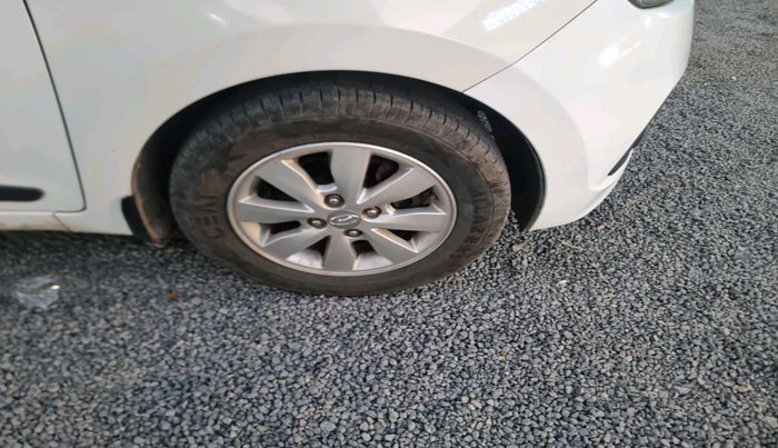 2015 Hyundai Xcent SX 1.2, Petrol, Manual, 1,44,914 km, tyre