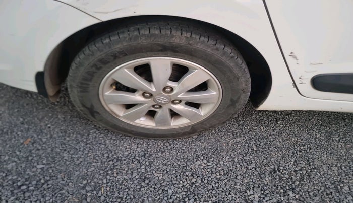 2015 Hyundai Xcent SX 1.2, Petrol, Manual, 1,44,914 km, tyre