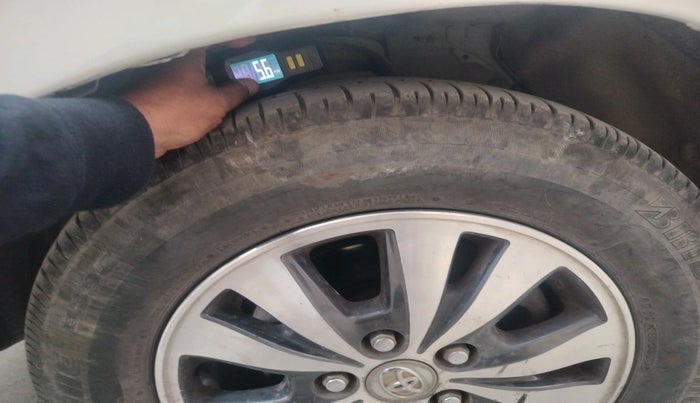 2015 Toyota Innova 2.5 VX 7 STR, Diesel, Manual, 2,81,082 km, tyre