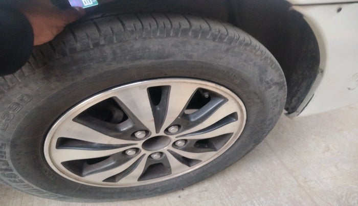 2015 Toyota Innova 2.5 VX 7 STR, Diesel, Manual, 2,81,082 km, tyre