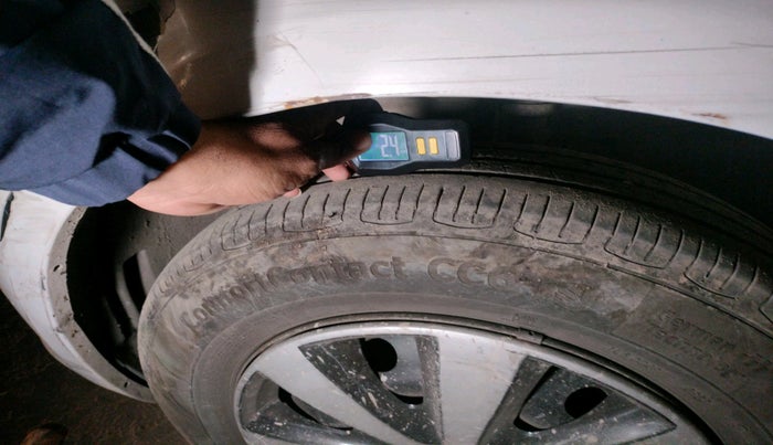 2015 Maruti Swift LXI (O), Petrol, Manual, 1,67,038 km, tyre