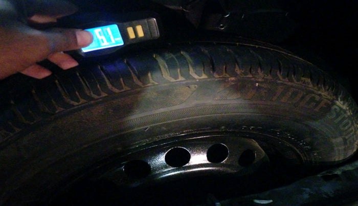 2015 Maruti Swift LXI (O), Petrol, Manual, 1,67,038 km, tyre