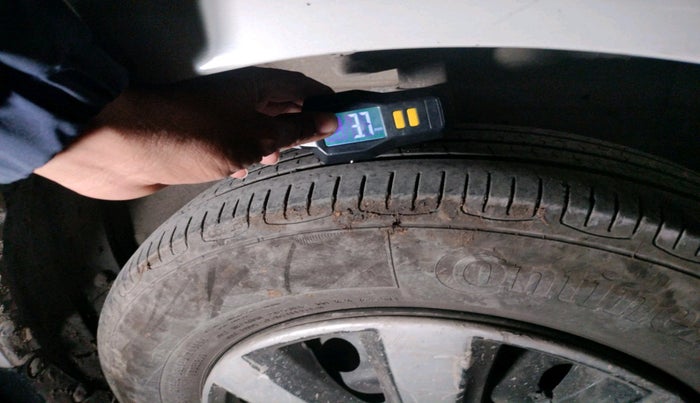 2015 Maruti Swift LXI (O), Petrol, Manual, 1,67,038 km, tyre