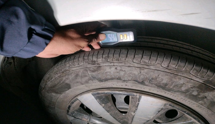 2015 Maruti Swift LXI (O), Petrol, Manual, 1,67,038 km, tyre