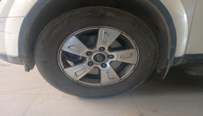 2015 Mahindra XUV500 W8, Diesel, Manual, 1,01,937 km, tyre