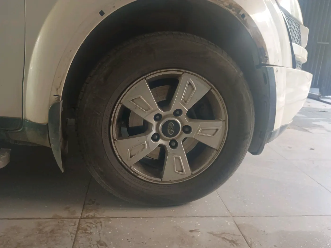 2015 Mahindra XUV500 W8, Diesel, Manual, 1,01,937 km, tyre