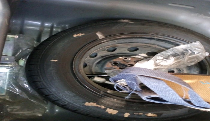 2017 Hyundai Eon MAGNA +, Petrol, Manual, 49,892 km, tyre