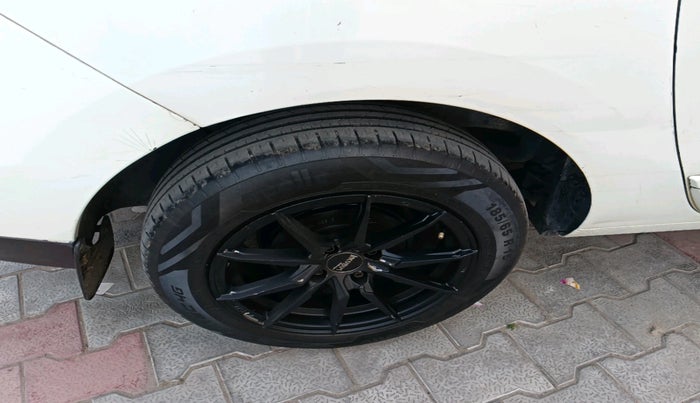 2017 Renault Lodgy 85 PS RXE 7 STR, Diesel, Manual, 1,71,405 km, tyre