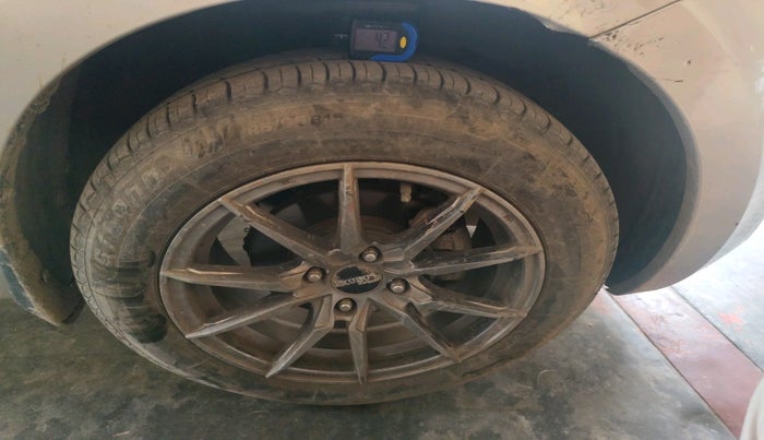 2022 Maruti Swift VXI, Petrol, Manual, 27,756 km, tyre