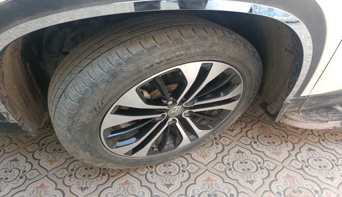 2022 MG HECTOR PLUS SHARP 1.5 TURBO HYBRID MT 6-STR DUAL TONE, Petrol, Manual, 30,783 km, tyre