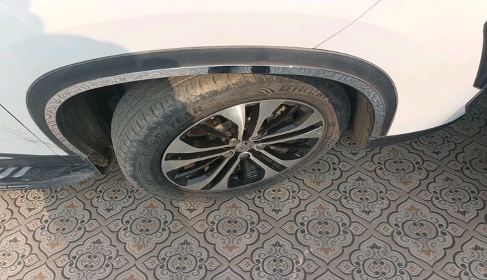 2022 MG HECTOR PLUS SHARP 1.5 TURBO HYBRID MT 6-STR DUAL TONE, Petrol, Manual, 30,783 km, tyre