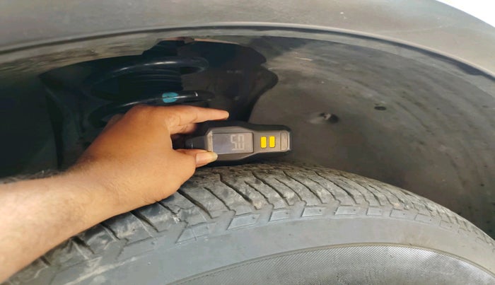 2015 Mahindra XUV500 W10, Diesel, Manual, 1,25,770 km, tyre