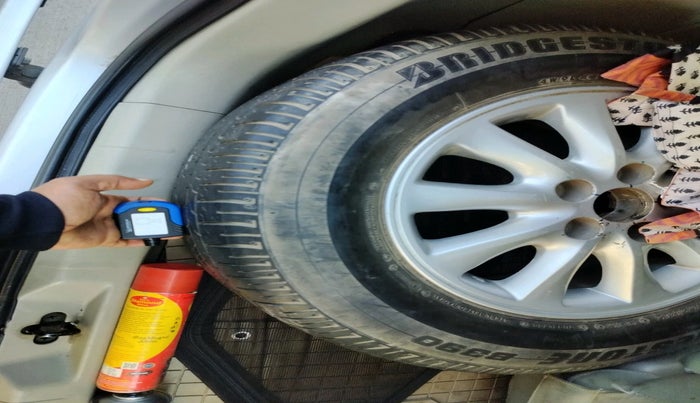 2013 Toyota Innova 2.5 VX 7 STR, Diesel, Manual, 57,126 km, tyre