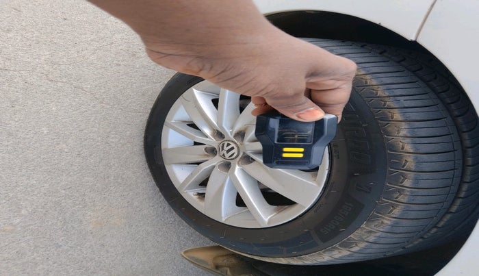 2014 Volkswagen Polo HIGHLINE1.5L, Diesel, Manual, 1,00,385 km, tyre