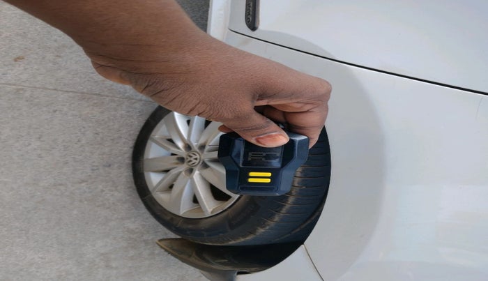 2014 Volkswagen Polo HIGHLINE1.5L, Diesel, Manual, 1,00,385 km, tyre