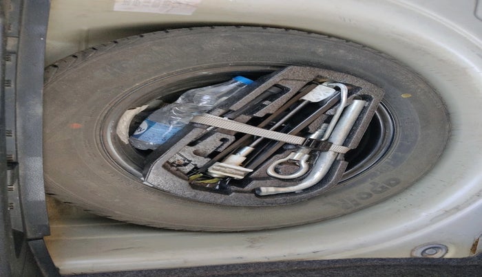 2014 Volkswagen Polo HIGHLINE1.5L, Diesel, Manual, 1,00,385 km, tyre