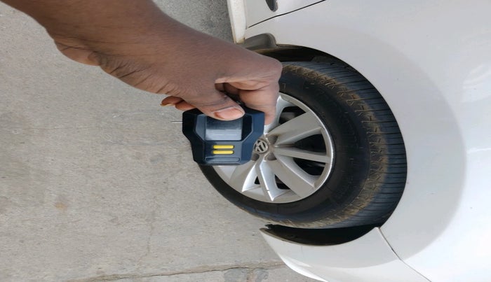 2014 Volkswagen Polo HIGHLINE1.5L, Diesel, Manual, 1,00,385 km, tyre