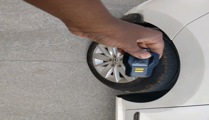 2014 Volkswagen Polo HIGHLINE1.5L, Diesel, Manual, 1,00,385 km, tyre