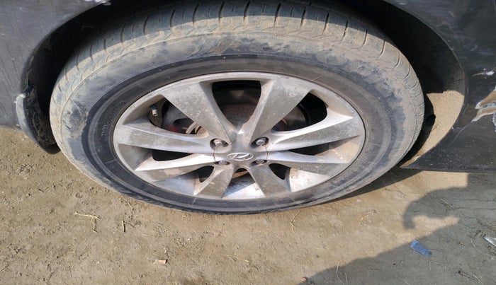 2011 Hyundai Verna FLUIDIC 1.6 VTVT SX, Petrol, Manual, 1,02,465 km, tyre